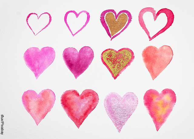 Foto de corazones pintados en una hoja que muestra las frases de películas de amor