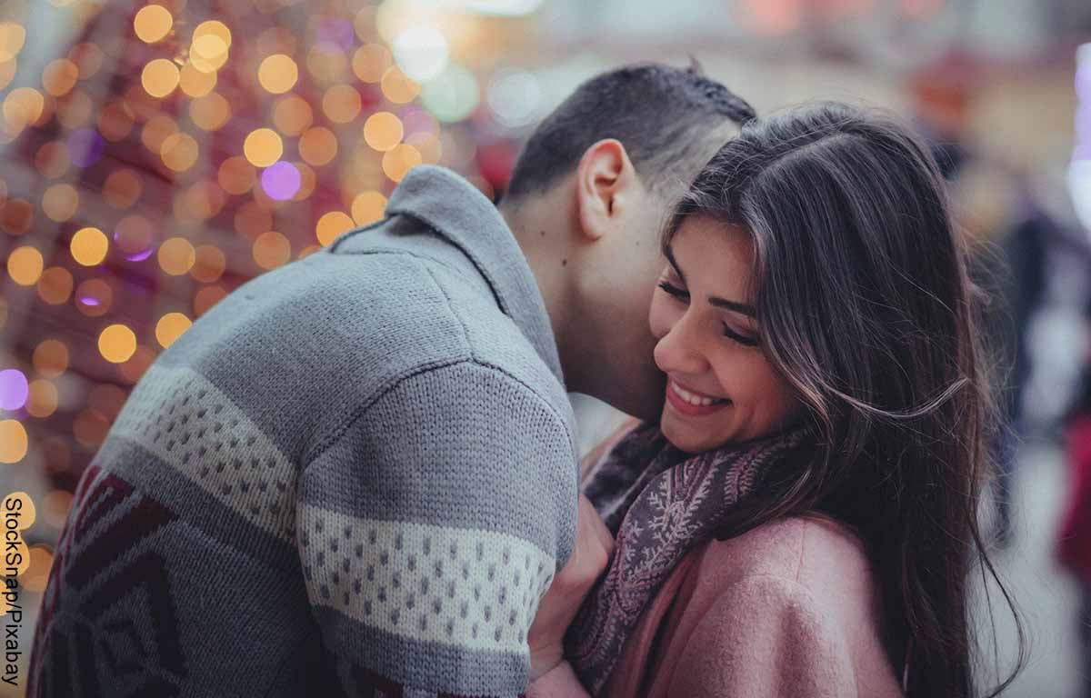 Foto de un hombre dando un beso en el cuello a una mujer que revela las frases de películas de amor