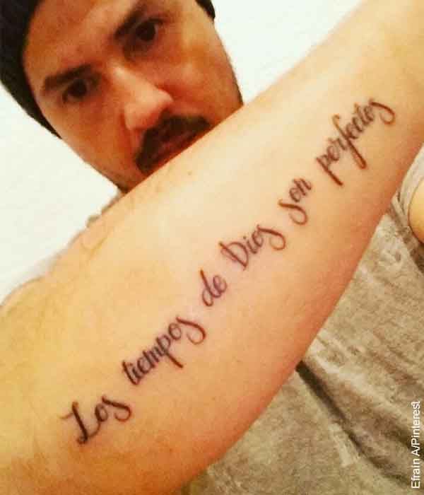 Foto de un joven con un tatuaje en su brazo que revela las frases para tatuajes de hombres