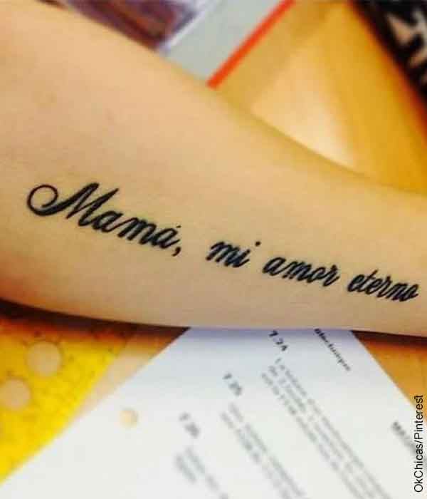 Foto de un brazo con un tatuaje con letras