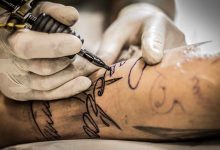 Foto de un tatuador usando su máquina que revela las frases para tatuajes de hombres