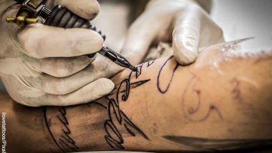 Foto de un tatuador usando su máquina que revela las frases para tatuajes de hombres