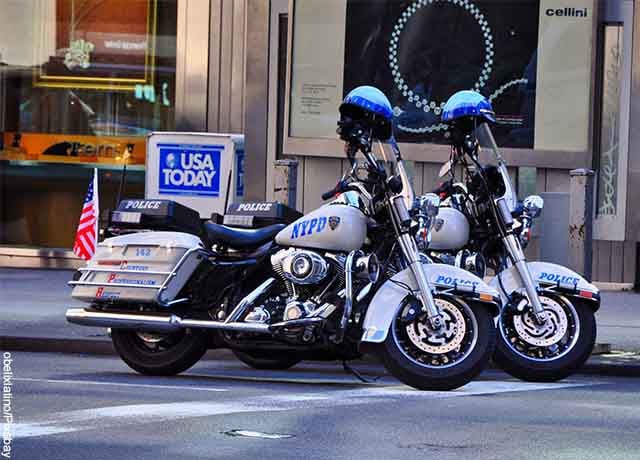 Foto de dos motos en la calle que revela lo que es soñar con policías