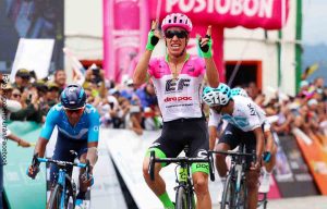 Niño ciclista por poco le gana a Rigo y otros pedalistas profesionales