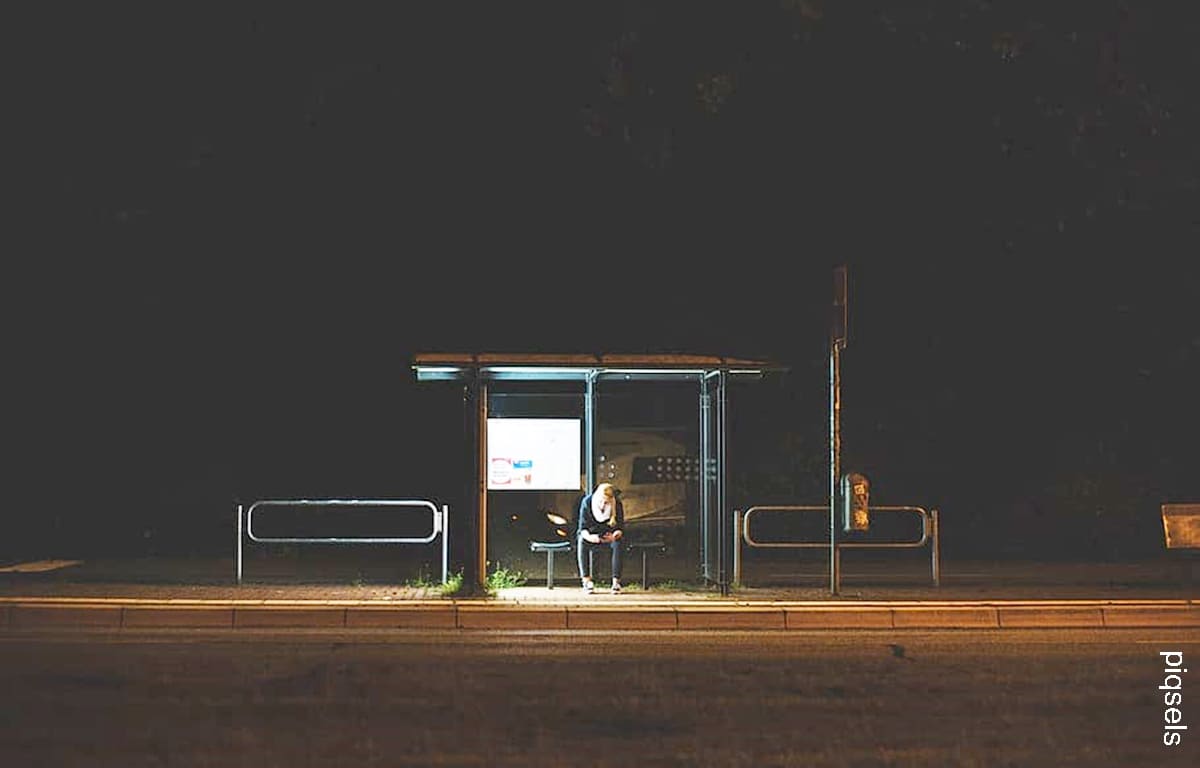 Un papá espera a su hija en la parada del bus y se vuelve viral