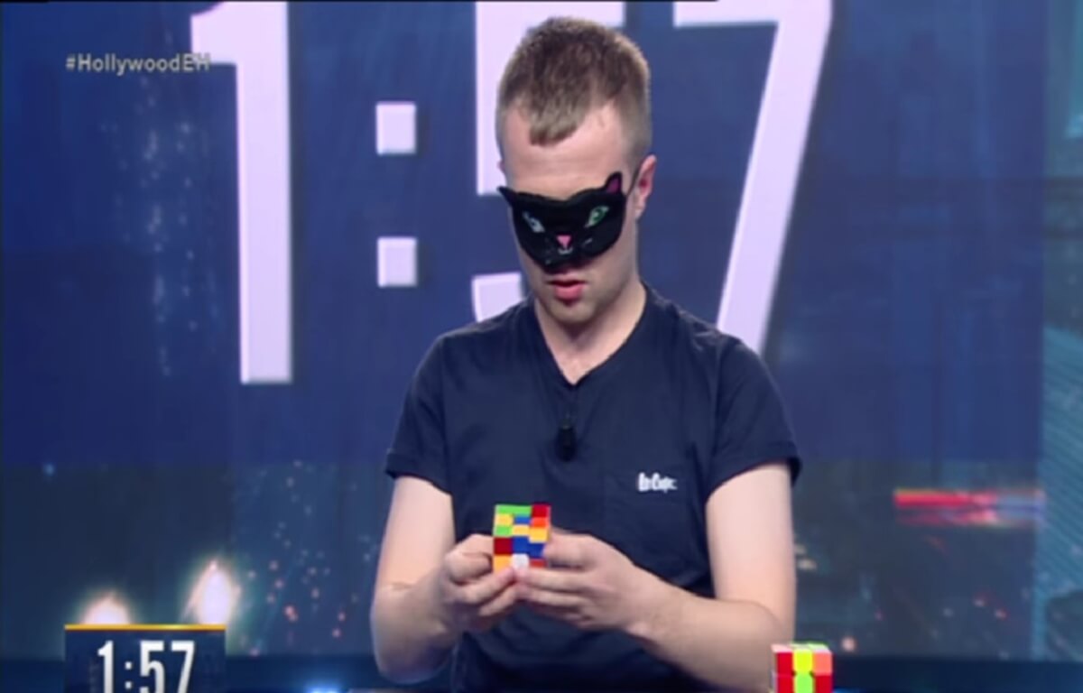 Armar un cubo de Rubik con los pies en 1 minuto es posible