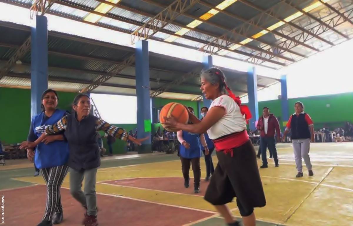 Abuelita jugando baloncesto es sensación en redes