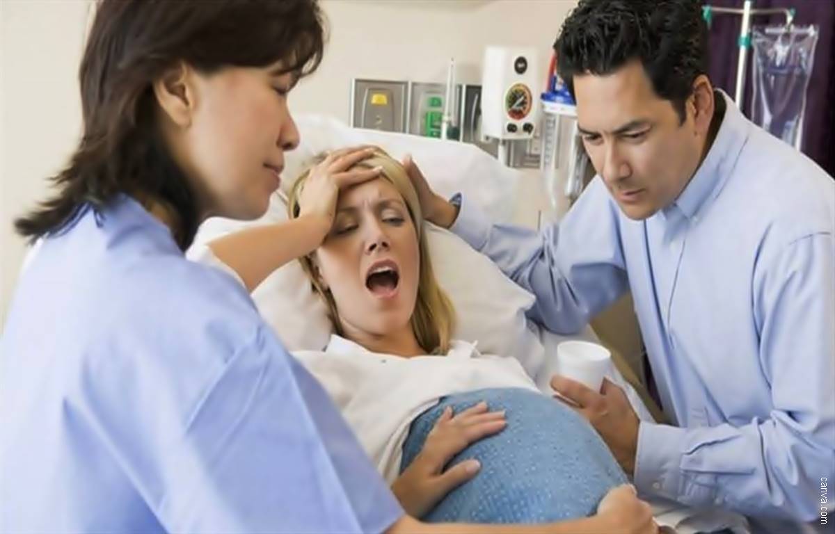 Se tomó una selfie cuando su esposo se desmayó en el parto