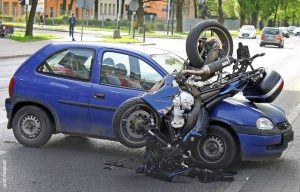 Padre salvó a su bebé de ser atropellado por camioneta, ¡increíble!