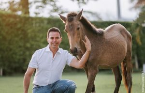 Jhonny Rivera hizo sesión de fotos con su caballo rescatado