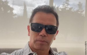 Jhonny Rivera se recupera de cirugía en sus párpados