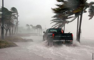 En pleno huracán Ian un hombre salvó a su madre de 84 años
