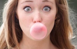 ¿Te tragas los chicles? Esto es lo que pasa