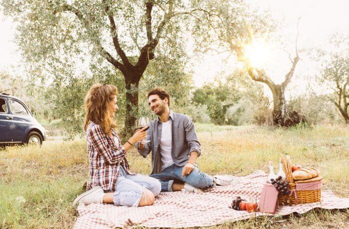 Foto de una pareja haciendo picnic