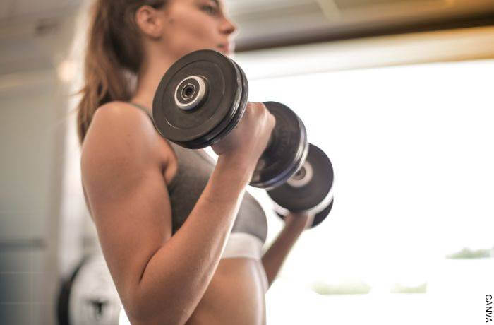 Foto de una mujer haciendo pesas