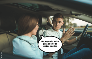 Mujer dejó cruda advertencia en el carro que maneja su esposo. ¿Se pasó de tóxica?