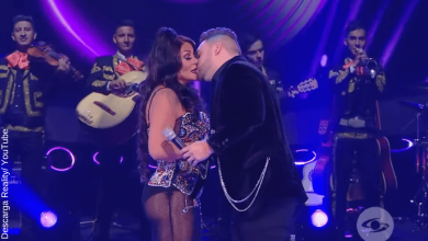 Participante de 'La Descarga' le robó un beso a Marbelle. ¡Qué calor!