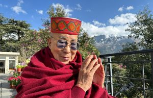 Dalái Lama pidió disculpas tras polémica por el trato inapropiado a un niño