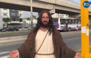 Estatua hiperrealista de Jesús sorprende en las calles peruanas