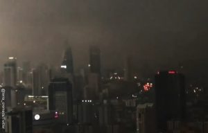 Nube negra cubrió el cielo de Estambul y causó terror a ciudadanos