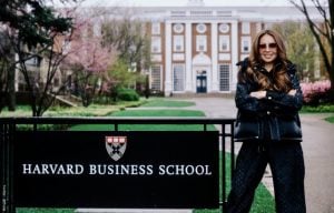 Thalia estuvo en Harvard para dar una conferencia. ¡Se le vio muy emocionada!