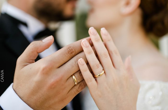 Foto de las manos de una pareja con los anillos de matrimonio