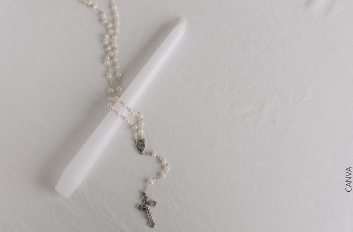 Foto de un rosario con una vela
