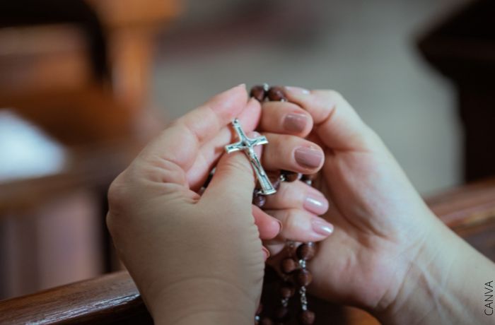 Foto de unas manos con un rosario