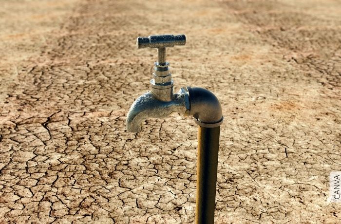 Foto de una llave de agua en medio de un lugar seco