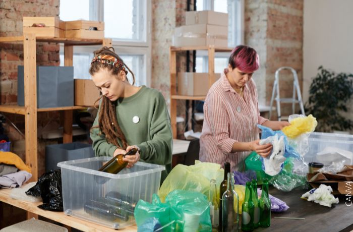Foto de dos mujeres reciclando en casa