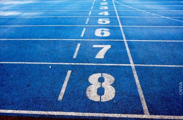 Foto de los números de una pista de atletismo