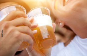 Mujer recicla cerveza en estadio para venderla después (Video)