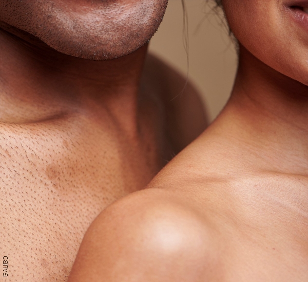 Foto de torso de hombre y mujer desnudos.