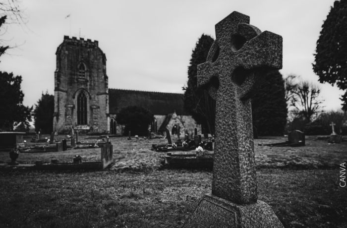 Foto a blanco y negro de un cementerio