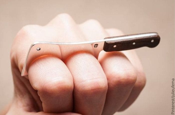 Foto de una mano con un juguete en forma de cuchillo