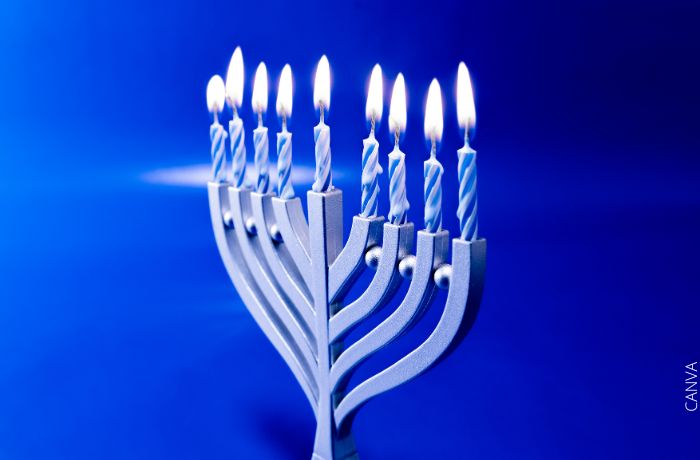 Foto de un candelabro con velas azules