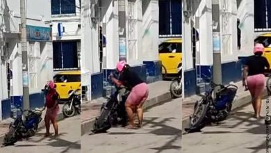 Mujer le destrozó la moto a su esposo. ¡Estaba fuera de un motel!