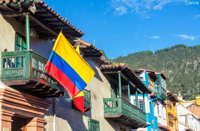Foto de casa con bandera de Colombia en La Candelaria, barrio de Bogotá