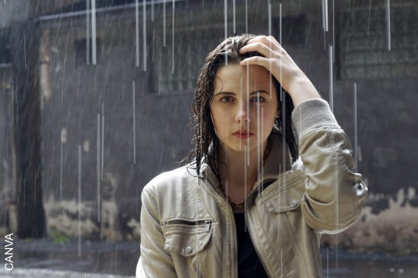 Foto de mujer bajo la lluvia.