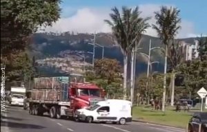 ¡Curiosa manera de remolcar! Tractomula se llevó por delante una van en Bogotá