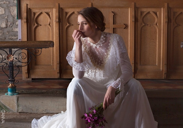 Foto de mujer con vestido de novia pensativa.