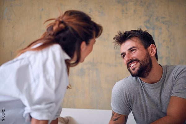 Foto de hombre mirando sonriente a una mujer.