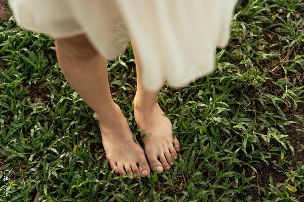 Foto de mujer descalza sobre pasto.