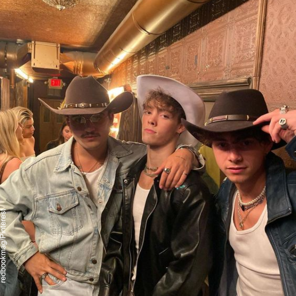 Foto de 3 amigos disfrazados de vaqueros.