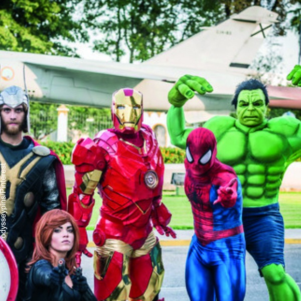 Foto de un grupo de personas disfrazados de superhéroes.