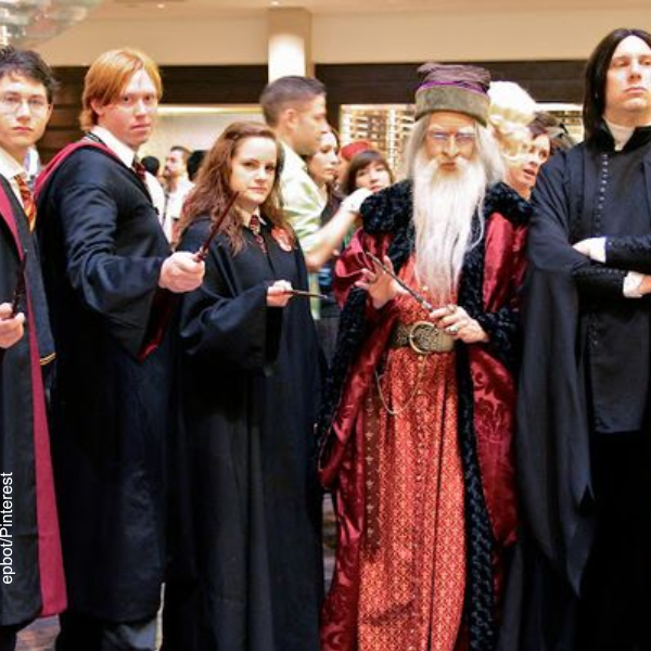 Foto de personas disfrazadas de personajes de Harry Potter.