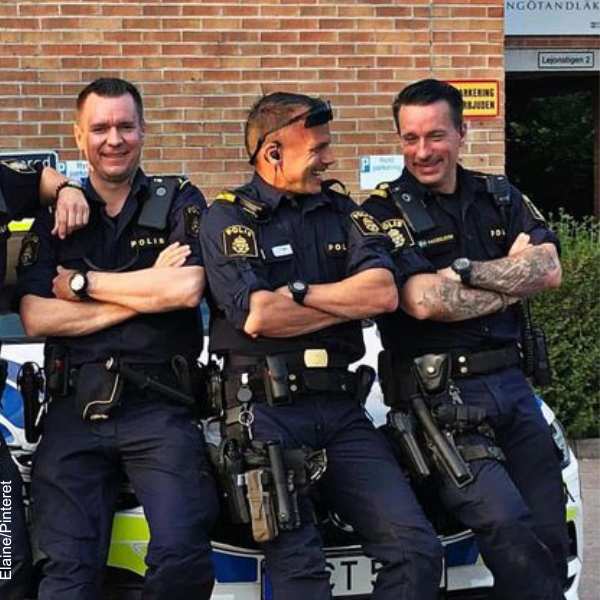 Foto de 3 hombres vestidos de policías.