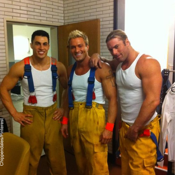 Foto de 3 hombres vestidos de bomberos.