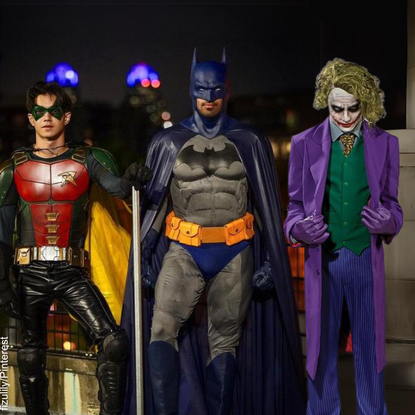 Foto de 3 hombres vestidos de Batman, Robín y el Joker.