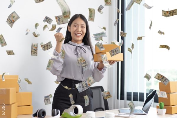 Foto de mujer en una oficina con lluvia de dinero.